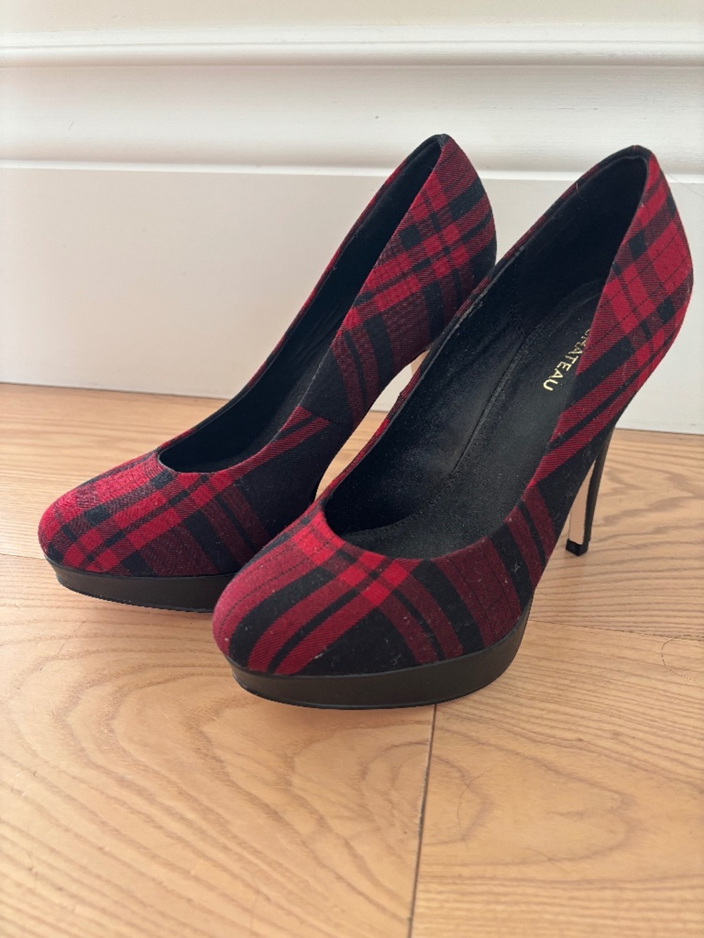 Le Chateau Red & Black Plaid Platform Heels. Size 8.